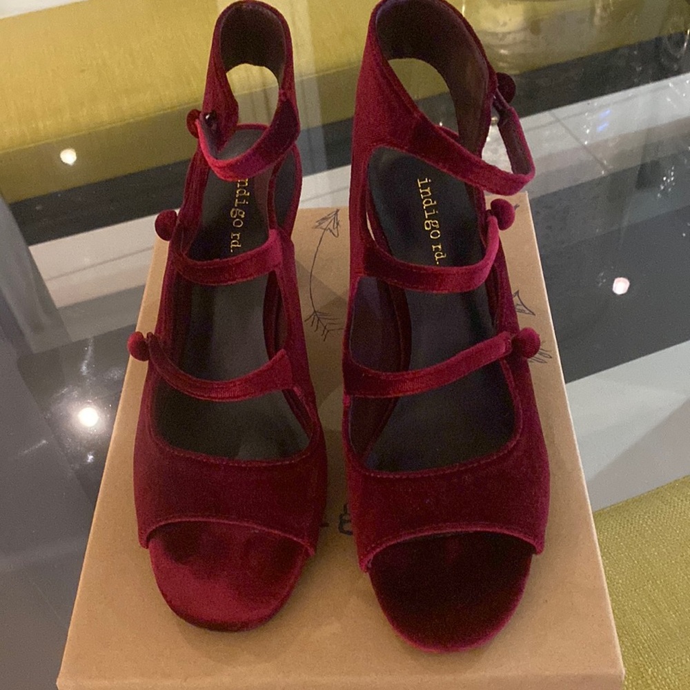 Velvet burgundy shoe with 3 bottoms closure